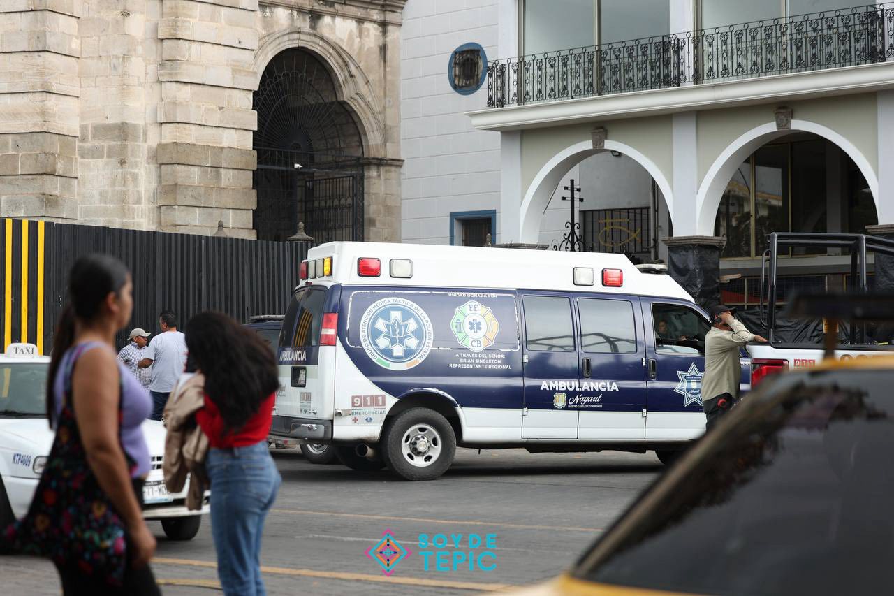 Tragedia en el centro de Tepic: joven albañil pierde la vida al caerle una barda