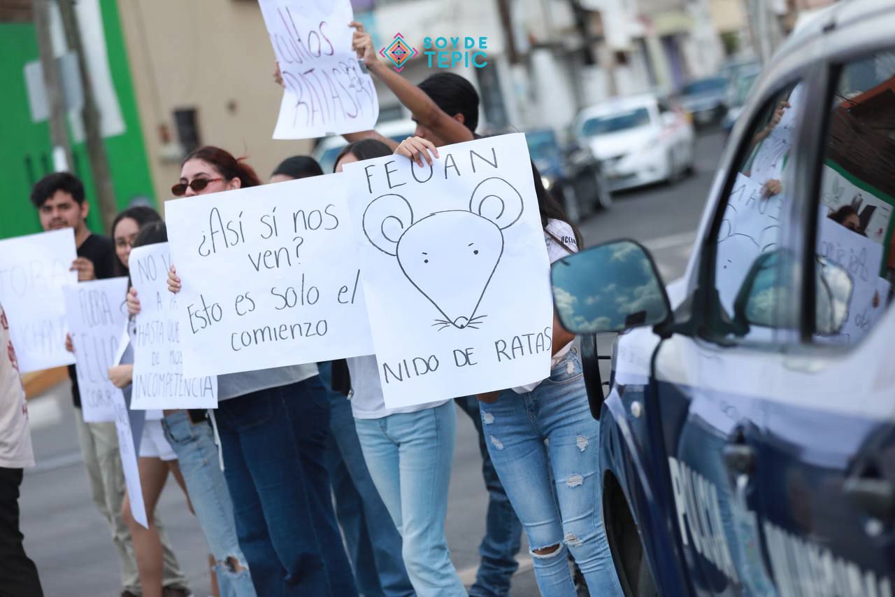 Bloquean estudiantes universitarios boulevard Tepic-Xalisco, van contra la federación de estudiantes