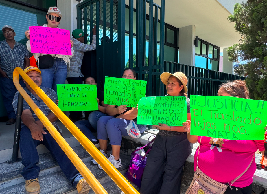 Pacientes renales protestan en Tepic contra traslado de hemodiálisis de Tuxpan a Santiago