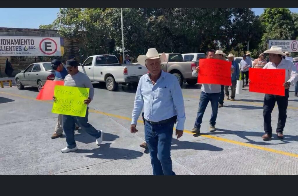 Campesinos bloquearon la carretera federal 15 en Nayarit para exigir apoyos, apertura de bodegas y mejores condiciones para el campo.
